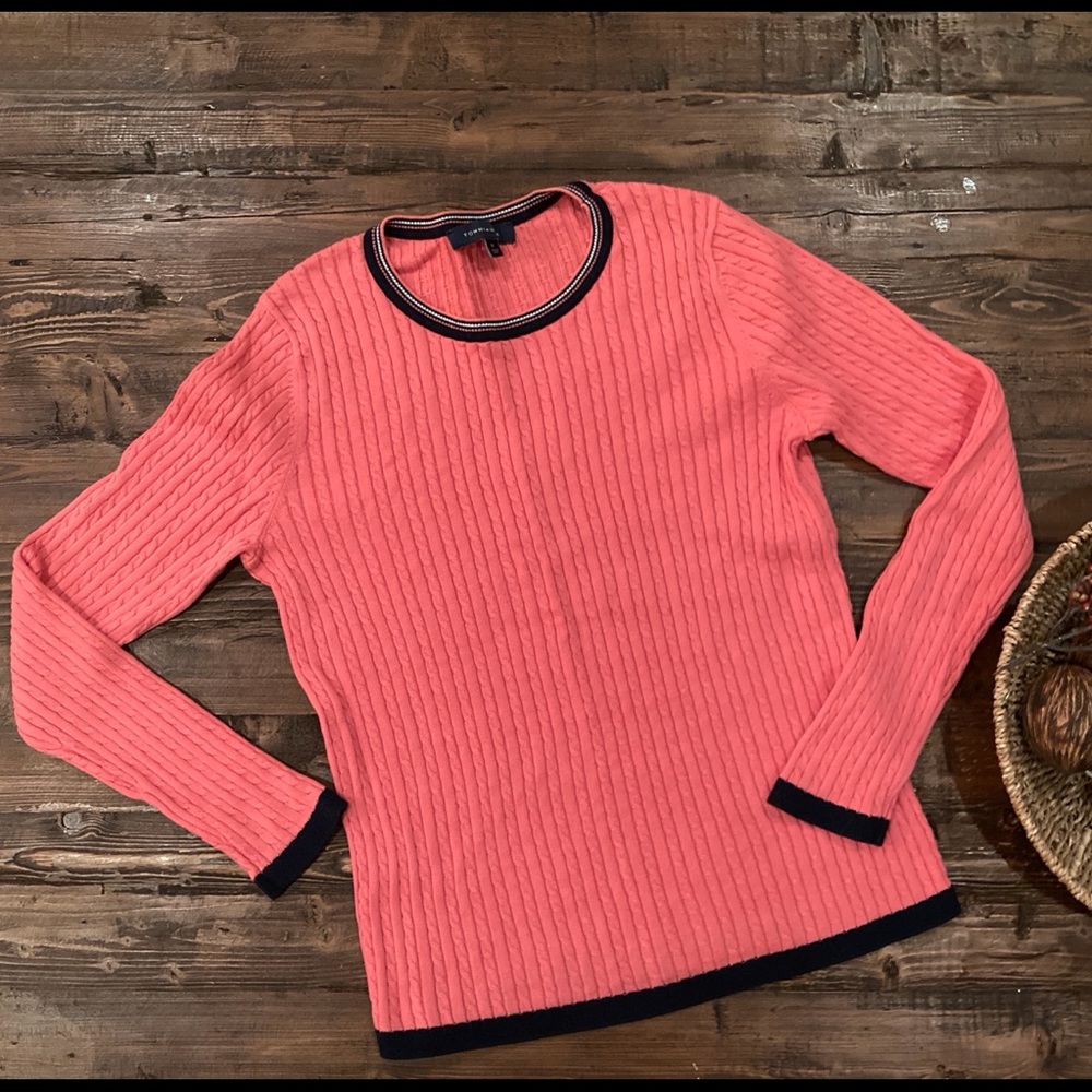 TOMMY HILFIGER SWEATER. SIZE: MEDIUM.
